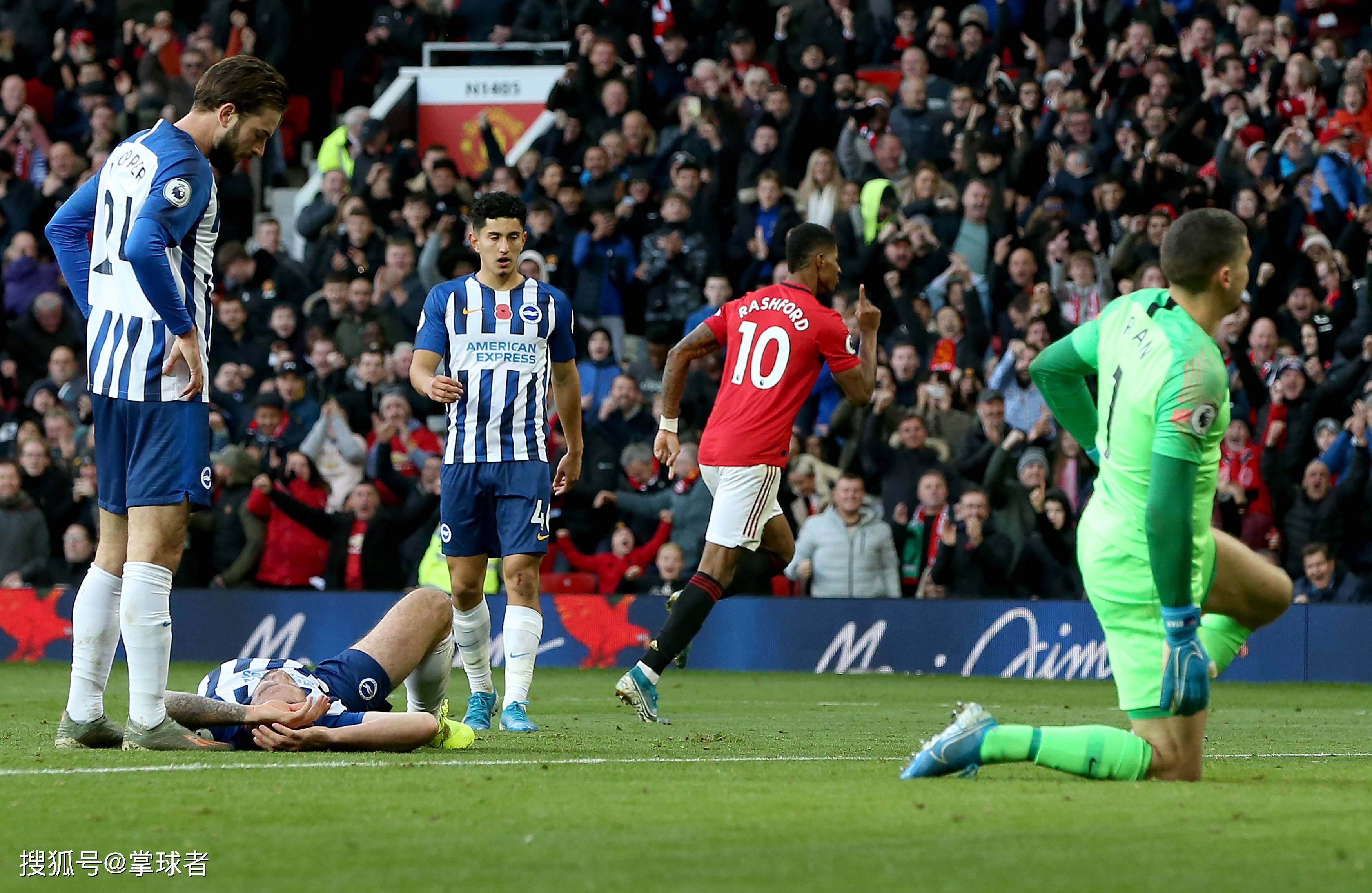 看台沙特球迷目睹主裁判给中国队点球，比划手抗议示意看VAR.